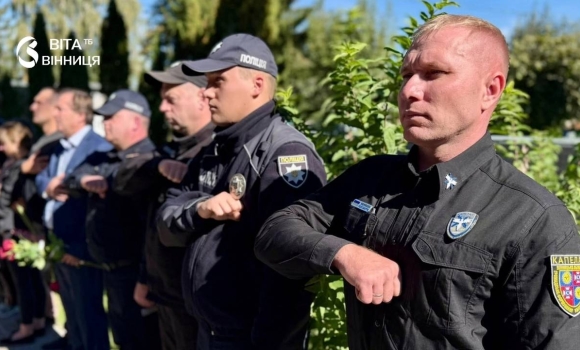 Колишній патрульний і випускник ліцею №1 у Хмільнику увічнили пам'ять двох бійців бригади «Лють» Колишній патрульний і випускник ліцею №1 у Хмільнику увічнили пам'ять двох бійців бригади «Лють»