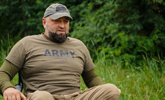 Військовий інструктор тероборони навчає бійців орієнтуватися на місцевості на Вінниччині