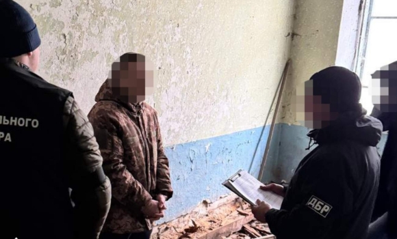 Колишній військовослужбовець вінницької частини вимагав гроші у синів загиблого воїна