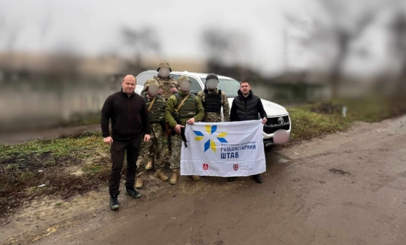 Команда гуманітарного штабу передала сучасний позашляховик вінницьким бійцям