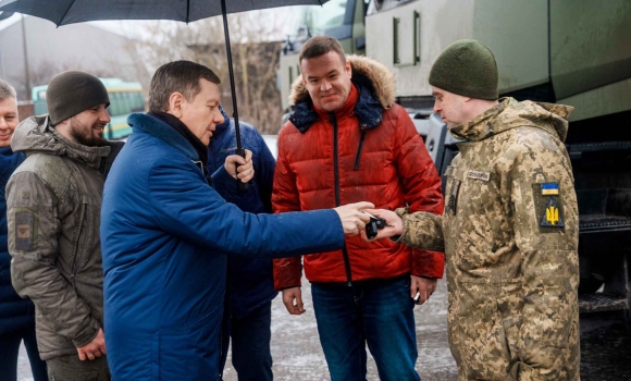 Команда гумштабу передала підрозділу Повітряних Сил потужні паливозаправники