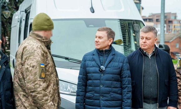 Команда Міжрегіонального гумштабу передала мікроавтобус бійцям Повітряних Сил