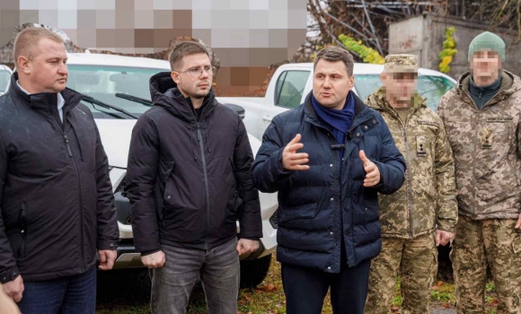 Команда Міжрегіонального координаційного гумштабу передала авто п’яти військовим формуванням Команда Міжрегіонального координаційного гумштабу передала авто п’яти військовим формуванням