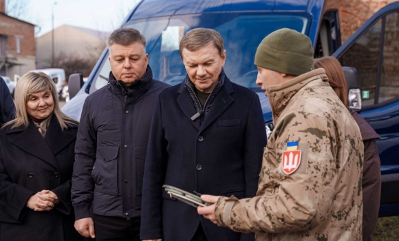 Команда Міжрегіонального координаційного гумштабу передала військовим автобус та позашляховик