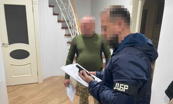 Заступник командира частини залучив підлеглих до ремонту своєї хати на Вінниччині