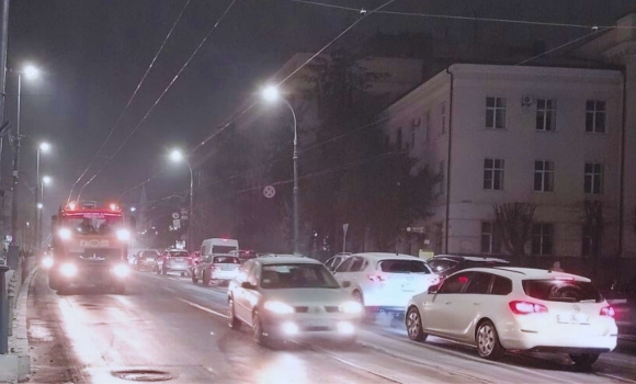 Комунальні служби Вінниці обробляють проїжджі частини та пішохідні зони