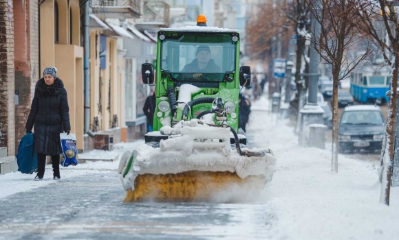 Комунальні служби Вінниці очищають дороги та тротуари від снігу та ожеледиці Комунальні служби Вінниці очищають дороги та тротуари від снігу та ожеледиці