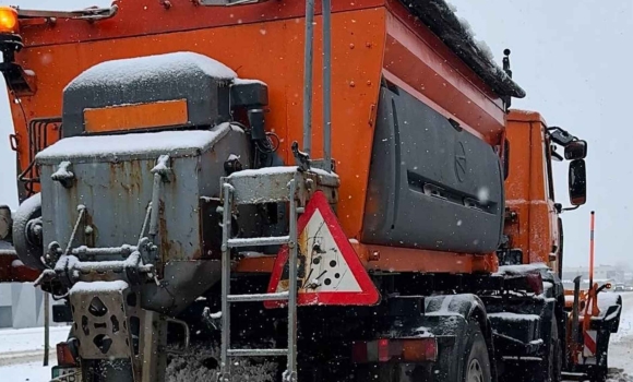 Комунальні служби Вінниці з вечора обробляють та очищають міські шляхи