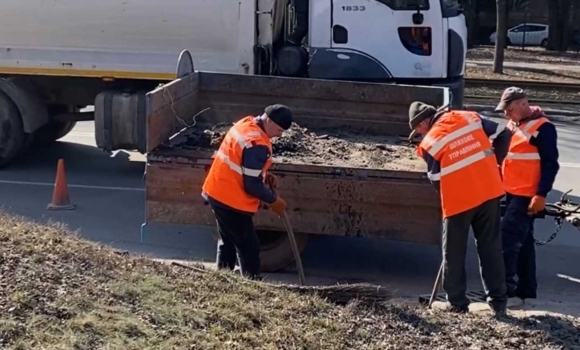 Комунальники очищають водостоки на магістральних вулицях Вінниці
