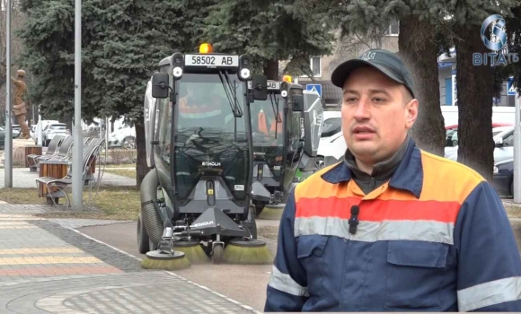 Комунальники Вінниці очищають тротуари, пішохідні алеї, велодоріжки та автошляхи Комунальники Вінниці очищають тротуари, пішохідні алеї, велодоріжки та автошляхи