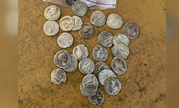 Контрабандні монети та книги на кордоні з Молдовою прикордонники вилучили предмети старовини
