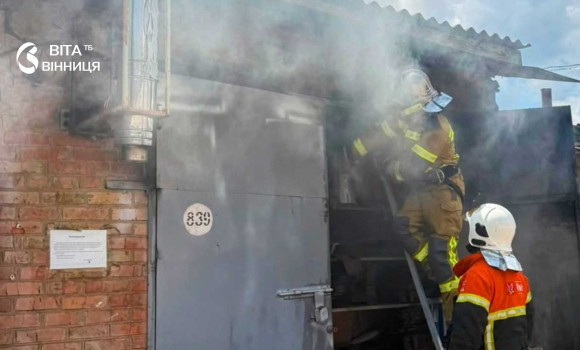 Коротке замикання наробило лиха у Вінниці та на Могилів-Подільщині горіли гаражі Коротке замикання наробило лиха у Вінниці та на Могилів-Подільщині горіли гаражі