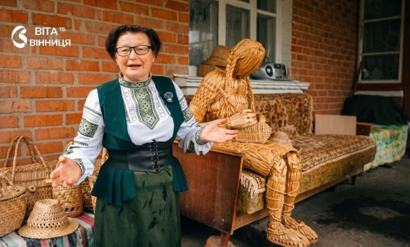 Козлики й півні з рогози майстриня з Вінниччини ціле літо створювала фігури для виставки