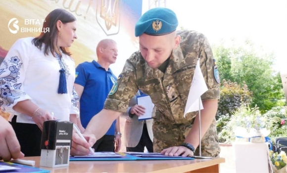 Звільнений з полону морпіх узяв участь у спецпогашенні марки «Ми чекаємо»