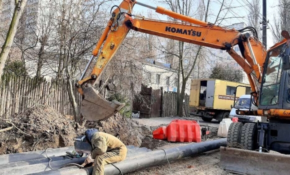 На проспекті Космонавтів у Вінниці ремонтують тепломережі