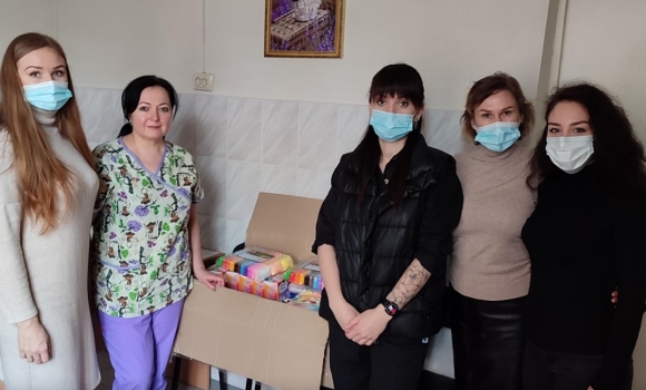 Ладижинська молодь передала подарунки діткам, які хворіють на рак