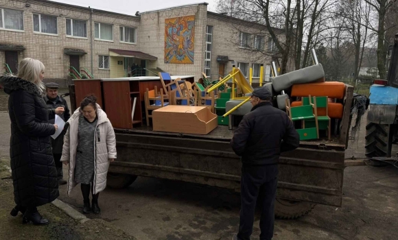 Ладижин отримав шкільне приладдя з опаленого війною Добропілля