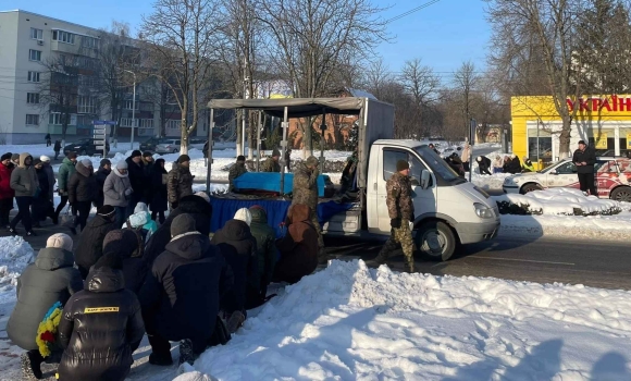 Ладижин “живим коридором” прощався з загиблим на фронті солдатом-земляком