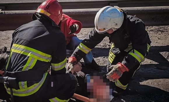 Легковик протаранив відбійник на Вінниччині 57-річний водій вилетів із салону