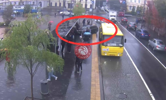 Легковик влетів у зупинку громадського транспорту в центрі Вінниці