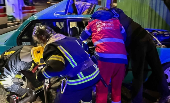 Легковик зіткнувся з електроопорою у Вінниці 