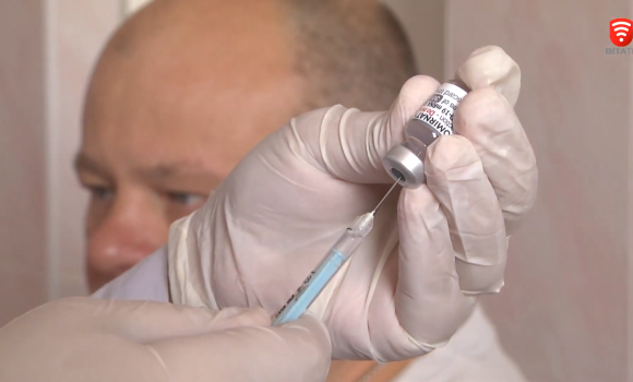 Лікарі рекомендують вакцинуватися проти коронавірусу