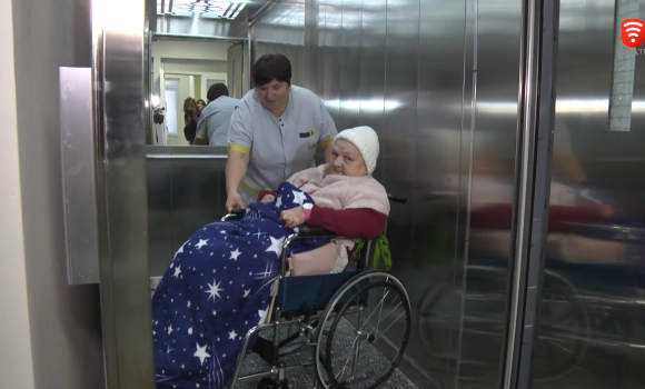 Лікарняний ліфт встановили у пансіонаті для людей з інвалідністю