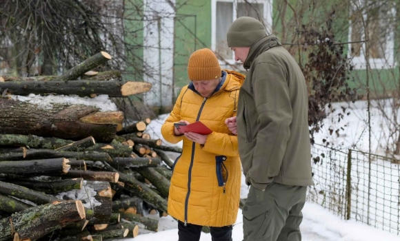 Лісівники привезли машину дров для матері трьох захисників з Тульчина