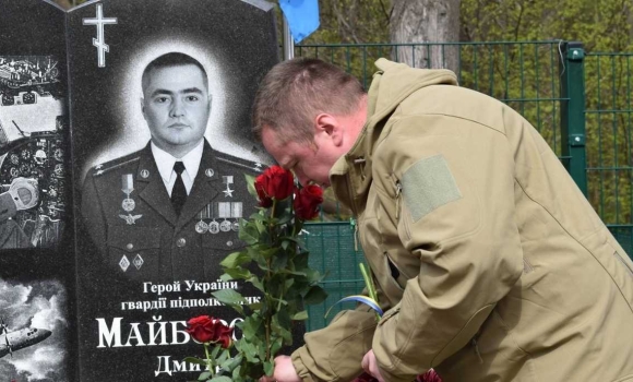 Літак над Алеєю Слави у Вінниці вшанували пам’ять легендарного льотчика у день його 46-річчя