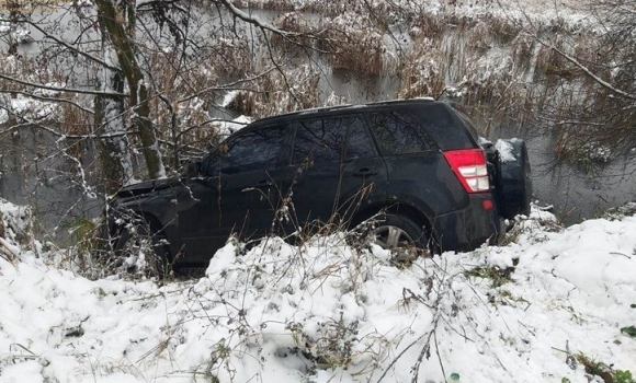 Літинські рятувальники витягли автомобіль Hyundai, який злетів у кювет