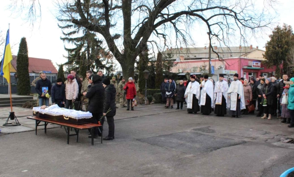 Липовецька громада зі смутком і молитвою зустріла “на щиті” Героя-захисника