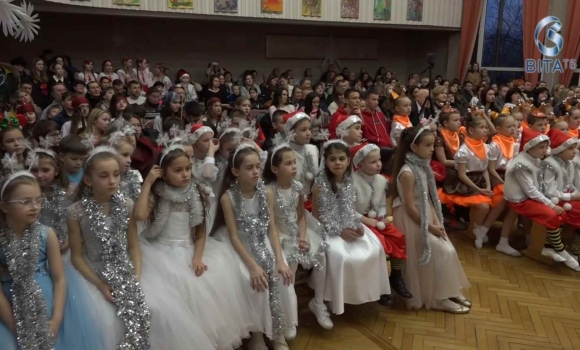 Магія Різдва у школі мистецтв музика, танці та театральні постановки, які створюють новорічне диво