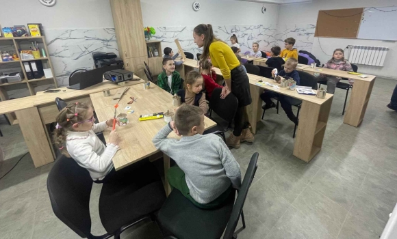 Маленькі вінничани виготовляють окопні свічки для захисників і захисниць