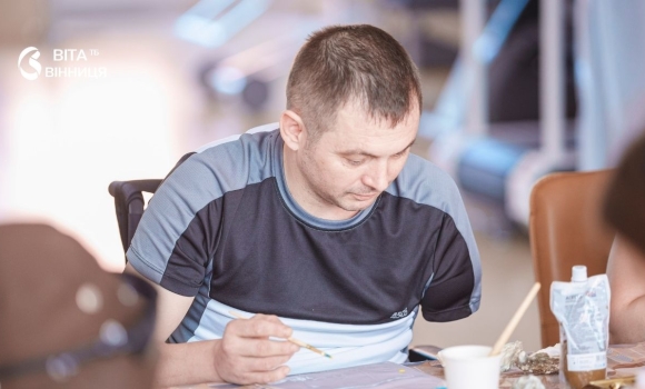 Малювання кавою та на мушлях у вінницьких лікарнях поранені бійці відновлюються через арттерапію
