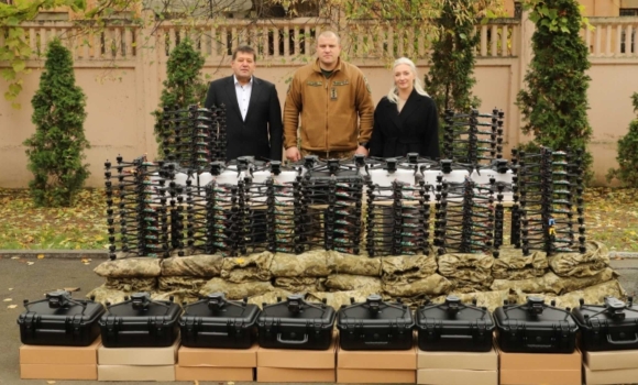 Маскувальні плащі та FPV-дрони передали воїнам-нацгвардійцям з Вінниччини Маскувальні плащі та FPV-дрони передали воїнам-нацгвардійцям з Вінниччини
