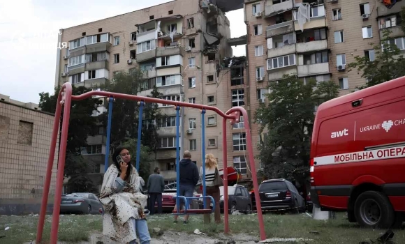 Масований удар по Києву щонайменше 11 загиблих, під завалами шукають людей Масований удар по Києву щонайменше 11 загиблих, під завалами шукають людей