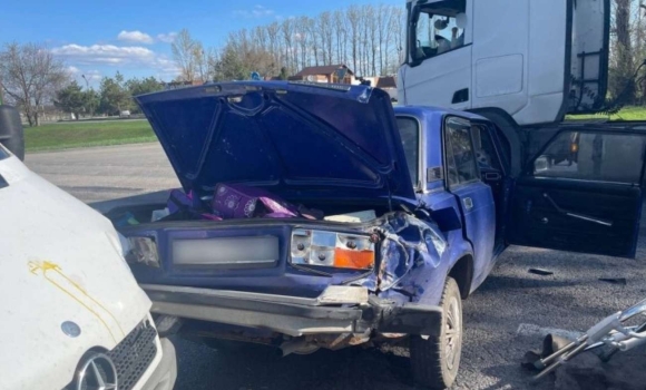 Масштабна троща на Вінниччині ВАЗ відкинуло під вантажівку після удару Mercedes