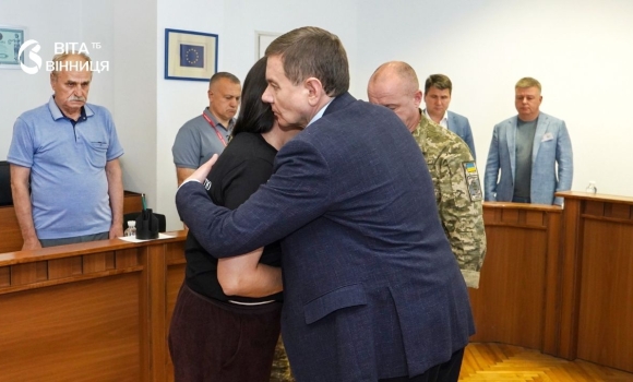 Матері 19-річного воїна-захисника з Херсона вручили у Вінниці посмертну нагороду сина Матері 19-річного воїна-захисника з Херсона вручили у Вінниці посмертну нагороду сина