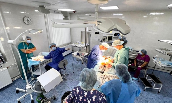 Матір віддала нирку синові: у Вінниці вперше трансплантували цей орган