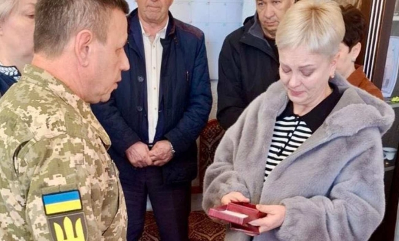 Мати гайсинчанина, командира аеромобільного взводу отримала посмертну нагороду сина