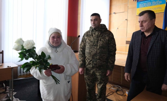 Мати загиблого воїна з Липовця отримала його посмертний “Хрест Героя” Мати загиблого воїна з Липовця отримала його посмертний “Хрест Героя”
