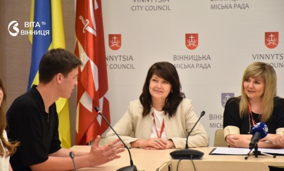 Майбутні мери та міністри у Вінниці нагородили випускників, які вже змінюють країну Майбутні мери та міністри у Вінниці нагородили випускників, які вже змінюють країну