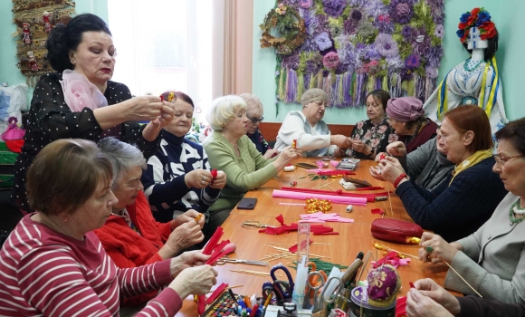 Майстер-клас з виготовлення декоративних тюльпанів провели для відвідувачок вінницького терцентру