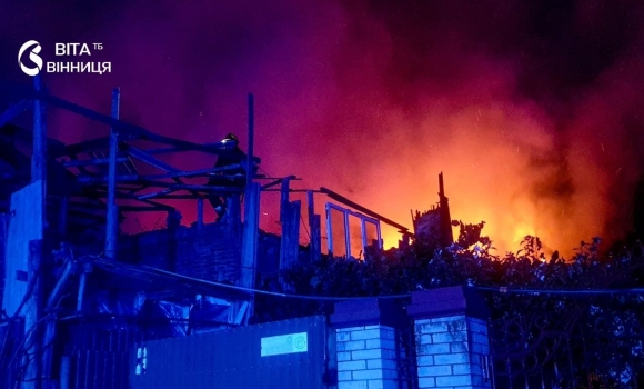 Майже 200 «квадратів» у вогні на Руданського у Вінниці горіла недобудова