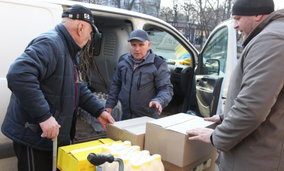 Вінничанин з дружиною вже понад місяць щодня передають продукти на фронт