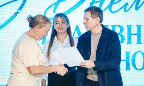 Міський голова Сергій Моргунов вручає нагороди працівникам соціальної сфери у Вінниці Міський голова Сергій Моргунов вручає нагороди працівникам соціальної сфери у Вінниці