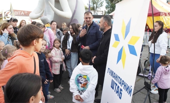 Дві години без тривог: діти захисників і переселенців подивилися у Вінниці циркову виставу на воді