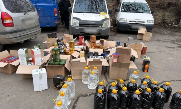 Могилів-подільські поліцейські вилучили 5 тонн контрафактного алкоголю