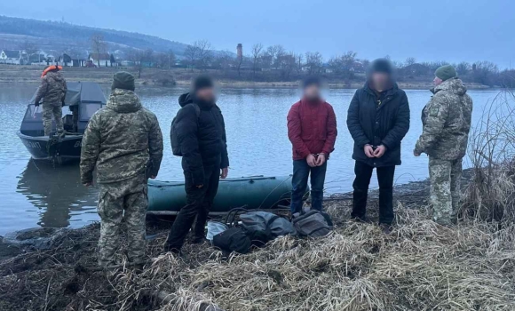 Могилів-подільські прикордонники затримали човен із трьома порушниками кордону Могилів-подільські прикордонники затримали човен із трьома порушниками кордону