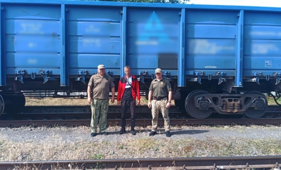Могилів-подільські прикордонники затримали “ухилянта”, який заскочив у вантажний потяг